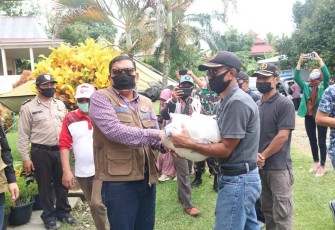 Bupati Bengkulu Utara Mian Salurkan Bantuan Paket Sembako Program JPS 