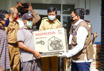 Bupati Bengkulu Utara Mian Serahkan Bantuan Alat Penunjang Pertanian Untuk 20 Kelompok Tani 