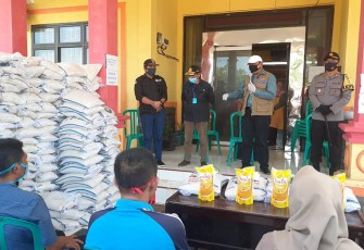 Bupati Bengkulu Utara Mian Salurkan 5923 Paket Bantuan Bahan Pangan Untuk Warga Terdampak Covid-19 di Kecamatan Kota Argamakmur  