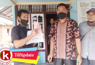 Pemdes Babat saat salurkan BLT-DD ke warga
