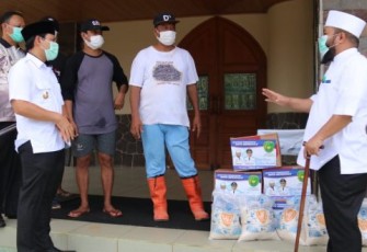 Wali Kota Bengkulu Helmi Hasan dan Wakil Wali Kota Bengkulu Dedy Wahyudi Berikan Bantuan Sembako Pada Pastur Gereja 