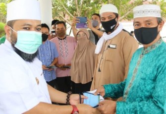 Wali Kota Bengkulu Helmi Hasan Salurkan Bantuan Kepada Ustaz 