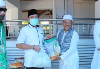 Wakil Wali Kota Bengkulu Dedy Wahyudi Berikan Langsung Bantuan Sembako Untuk Pengurus Masjid Jamik 
