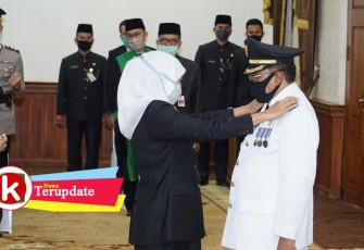 Plt Wali Kota Blitar Santoso Saat di Lantik Gubernur Jawa Timur Khofifah Indar Parawansa Sebagai Wali Kota Blitar 