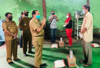 Walikota Tinjau Langsung Penyaluran Bansos di Lima Keluraha