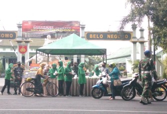Pembagian takjil di depan Makodim 0718/Pati 