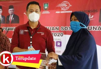 Menteri Sosial (Mensos) Republik Indonesia Juliari Peter Batubara meninjau pelaksanaan penyaluran BST (Bantuan Sosial Tunai) dan sembako Presiden di Solo Jawa Tengah. (Foto Istimewa)