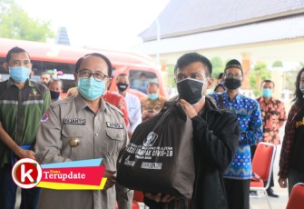 Bupati Rijanto saat menyerahkan bansos kepada penerima manfaat. (foto: Faisal NR / Klikwarta.com) 