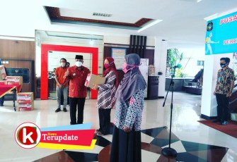 Walikota Blitar Santoso saat memberikan sembako kepada penerima manfaat (foto: Faisal NR / Klikwarta.com) 
