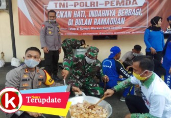 Kapolres dan Dandim Bersama Bupati saat melakukan penggorengan lauk nasi kotak
