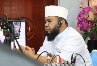 Wali Kota Bengkulu Helmi Hasan Saat Melakukan Live Melalui Media Sosial Sembari Memantau Pendistribusian Sembako Tahap ke III