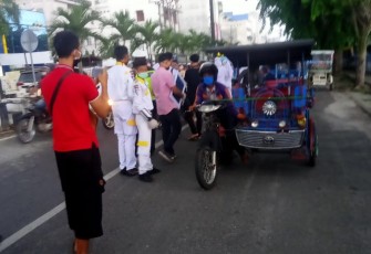 Aksi Sosial PKS SMKN 1 Kisaran Berbagi Takzil dan Masker  