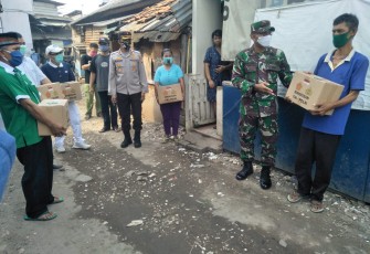 TNI-Polri Bekerja Sama Dengan Budha Tzu Chi Berikan Bantuan Sembako