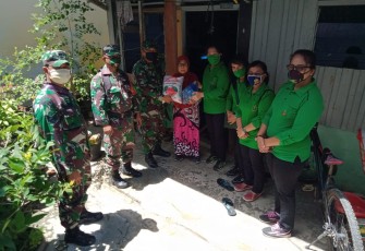 Koramil 01/AK Antarkan Sembako Hingga Kerumah