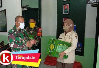 Danramil 04/Ciledug Serahkan Bingkisan Lebaran dan THR Kepada Anggota dan PNS
