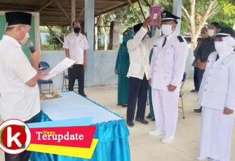 Camat Mesuji Makmur saat Lantik 2 Pjs Kades