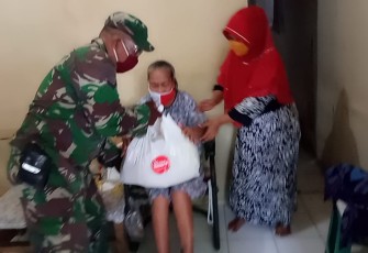 Babinsa Koramil 01/Menteng Silaturahmi dan Bagikan Bantuan