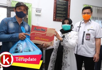 Plt. Walikota Tanjungpinang Hj. Rahma S.IP secara simbolis menyalurkan bantuan