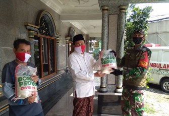 Babinsa Koramil 05/KJ Bagikan Paket Beras dan Masker Para Marbot