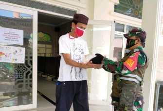 Kodim 0503/JB Berikan 5 Kg Beras dan 1000 Pcs Masker untuk Pengurus Masjid/Marbot