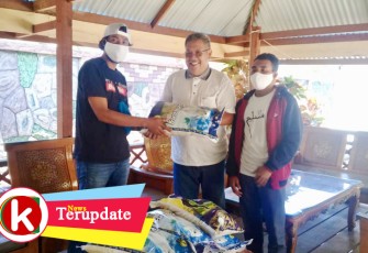 Ketua BPD KKSS Raja Ampat H. Muhammad Said ST (kanan) saat memberikan bantuan kepada insan pers