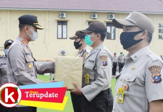 Kapolres Labuhanbatu Beri Paket Lebaran Kepada Personil Usai Apel Pagi  