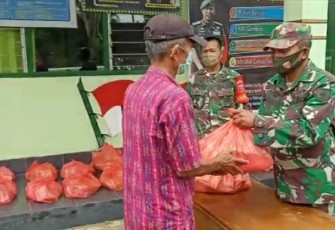 Babinsa Kodim Kendari Bagi Sembako