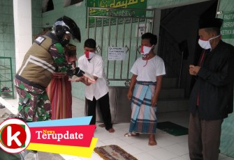Kodim 0503/JB Bagi Beras dan Masker ke Marbot dan Pengurus Masjid
