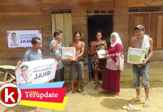 Penyerahan Bantuan Sembako Covid-19 ke Suku Anak Dalam