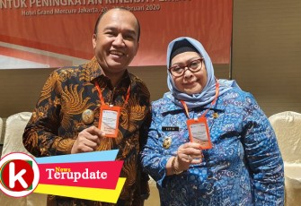Wakil Bupati Batanghari (kanan) semasa hidup foto bersama Wakil Wali Kota Tegal