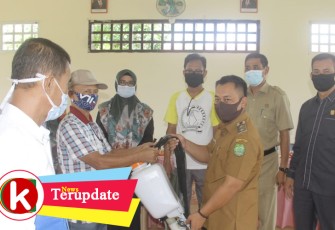 Wabup Lingga Serahkan Bantuan Peralatan Semprot Disinfektan di Kelurahan Dabo