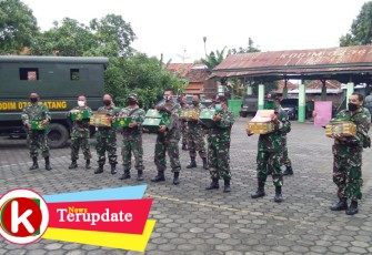 Dandim 0736/Batang Berikan Bingkisan dan Uang Ketupat Kepada Anggota Serta PNS 