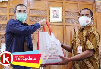Kepala Bagian Dana Operasional dan Bantuan Presiden Kementerian Sekretariat Negara Helmi Agustian saat menyerahkan secara simbolis paket sembako bantuan Presiden kepada Wali Kota Solo FX Hadi Rudyatmo di Balai Kota Surakarta. (Foto Istimewa)