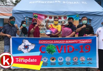 'Tionghoa Singkep Bersatu' Bagikan Masker dan Paket Sembako 