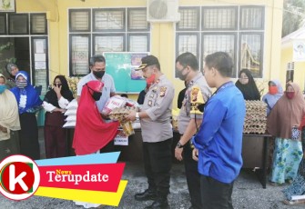 Polsek Tapung Bagi Paket Sembako ke Warga Terdampak Covid-19