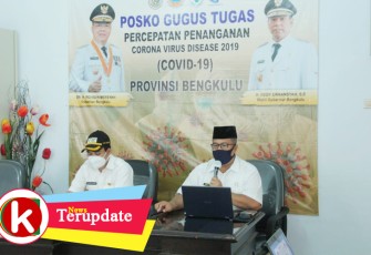 Kepala Dinkes Provinsi Bengkulu Herwan Antoni (kiri) saat menyampaikan update perkembangan kasus Covid-19 Provinsi Bengkulu