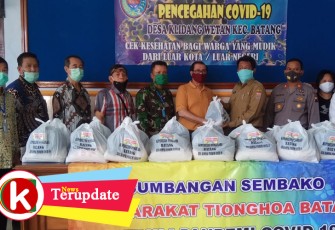 Pengusaha Tionghoa Batang Bersama TNI-Polri Bagikan Ratusan Paket Sembako Kepada Masyarakat Terdampak Covid-19