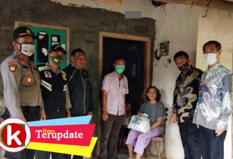 Persatuan Pengusaha Bersama Forkopimcam Batang Bagi Sembako ke Warga Terdampak Covid-19