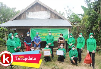 Persit KCK Cabang LXI Yonif 725 Bagikan Masker dan Makanan Buka Puasa ke Warga