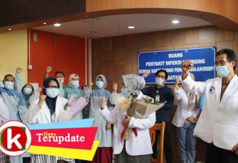 Dua Pasien RSBP Batam dinyatakan Negatif Covid-19 (Menggendong bunga)