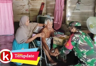 Babinsa Sambangi Rumah Warga Bagikan Paket Sembako