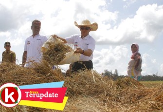 Bupati Lingga Alias Wello saat mengunjungi petani