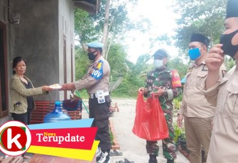 Anggota Polsek Singkep saat bagikan nasi kotak ke warga