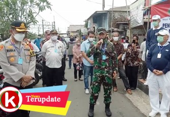 Dandim 0504/JS Bersama Kapolres Metro Jaksel Bagikan Bansos ke Warga Terdampak Covid-19