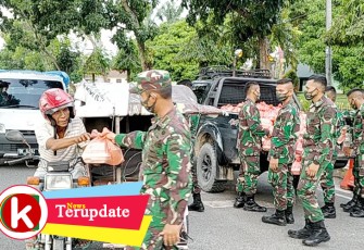 Kompi Senapan C Yonif 126/KC Bagi Takjil untuk Buka Puasa ke Masyarakat