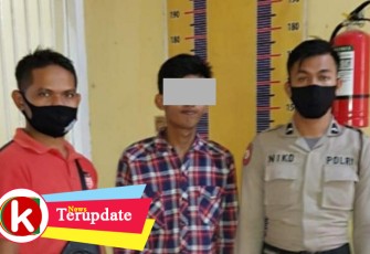 Tersangka (tengah) saat diamankan