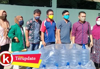 Pjs Kades Sindang Bulan foto bersama perangkat sebelum menyalurkan bantuan