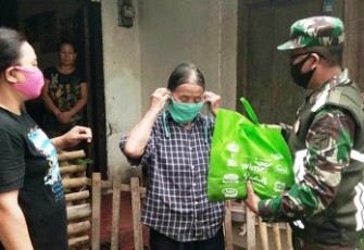 Babinsa Bagikan Sembako dan Masker