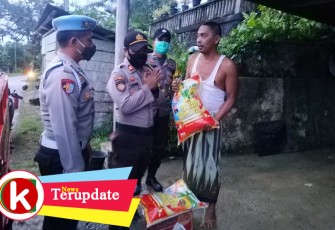 Kapolsek Singkepbarat Beri Sembako ke Korban Kebakaran di Desa Sungai Buluh