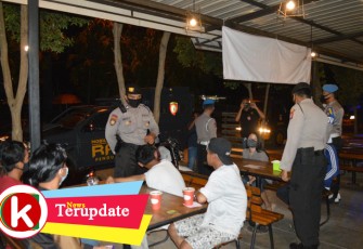 Tim Satgas Operasi Aman Nusa II Seligi 2020 Polda Kepri saat mendatangi salah satu Cafe
